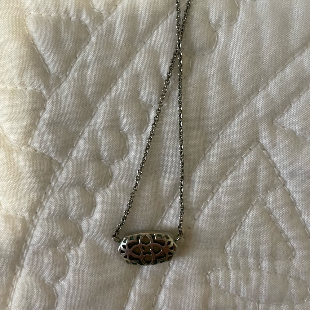 Kendra Scott Elisa pendant necklace ivory